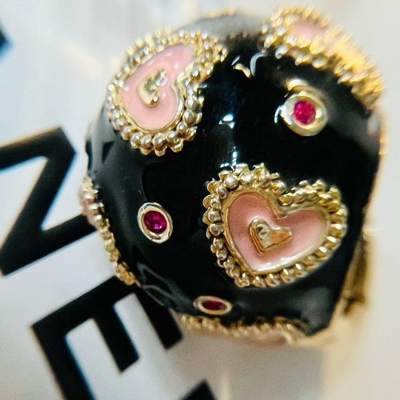 J009. Betsey Johnson Black Enamel Pink Hearts & Crystal Dome Ring Stretch - Picture 1 of 4